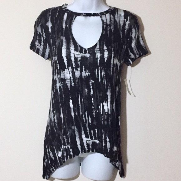 Mudd Tops - NWT Mudd short sleeve key hole choker blouse.